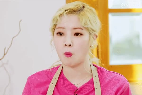 삐쳐도 귀여운 트와이스 사나, 다현 7.gif