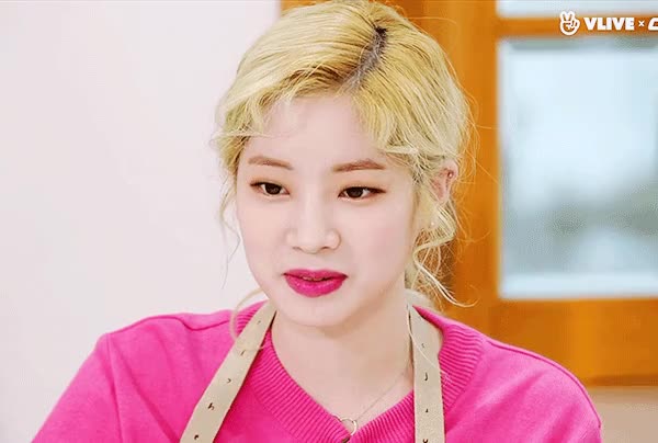삐쳐도 귀여운 트와이스 사나, 다현 14.gif
