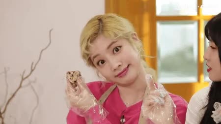 삐쳐도 귀여운 트와이스 사나, 다현 16.gif