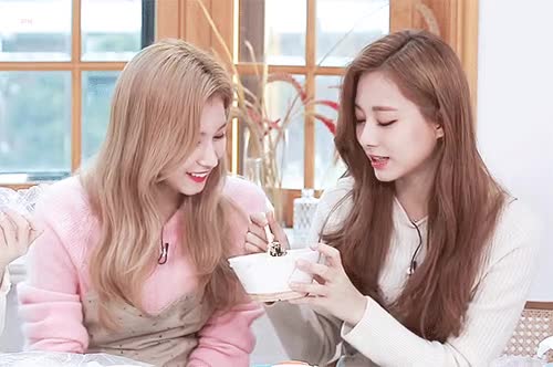 삐쳐도 귀여운 트와이스 사나, 다현 2.gif