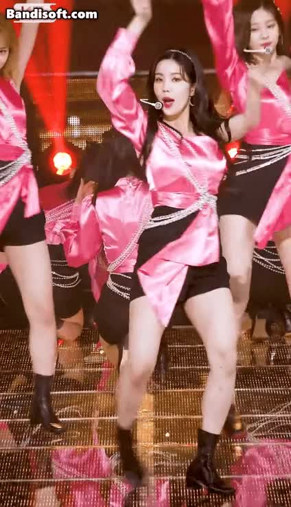 권은비의 역동적인 춤선 2.gif