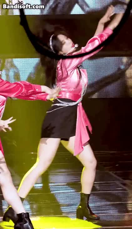 권은비의 역동적인 춤선 1.gif