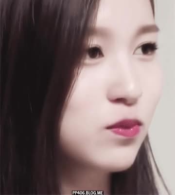 입술이 눈에 띄는 트와이스 미나.gif