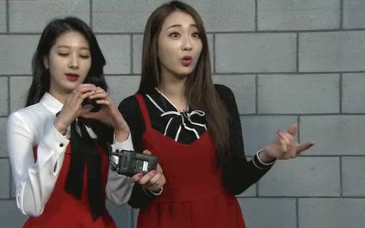 보온병 입에 넣어본 경리 1.gif