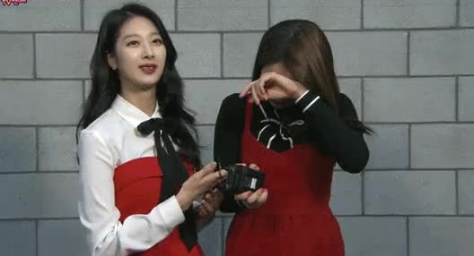 보온병 입에 넣어본 경리 3.gif