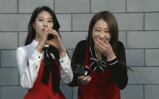 보온병 입에 넣어본 경리 2.gif