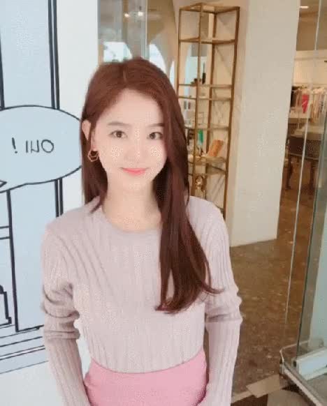 손 흔드는 강한나 2.gif