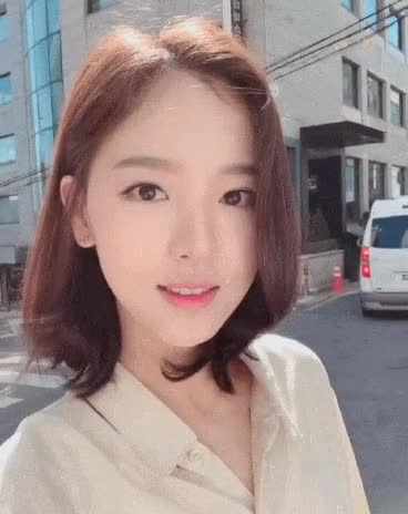 손 흔드는 강한나 1.gif