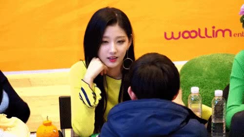 잼민이의 요청에 겨들어주는 러블리즈 예인.gif