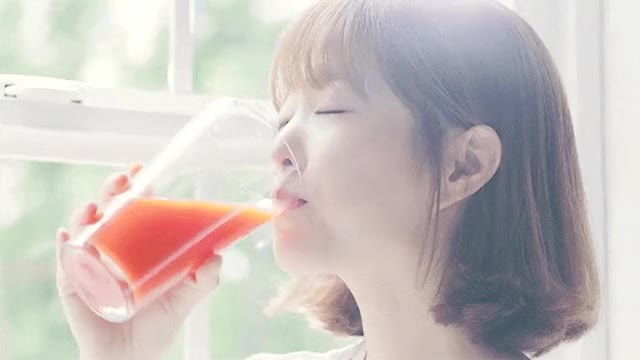 쥬스 마시는 박보영.gif