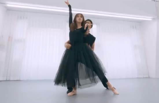 발레치마 입기가 너무 민망했던 러블리즈 미주 28.gif