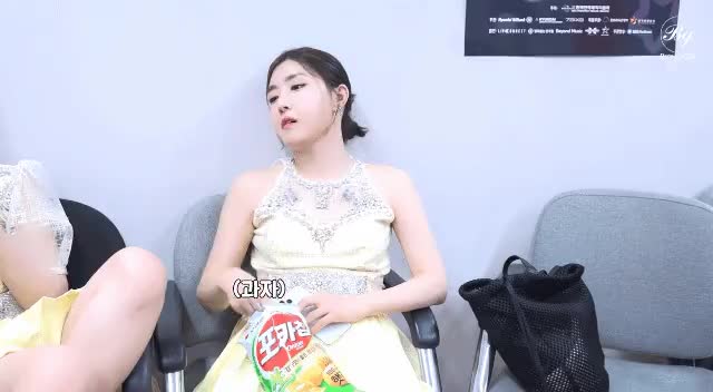 잠깨려고 과자먹는 브레이브걸스 - 꾸르