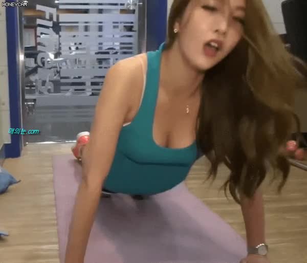 팔굽혀펴기 하는 누나3.gif