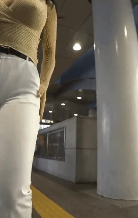 길거리를 활보하는 처자.gif