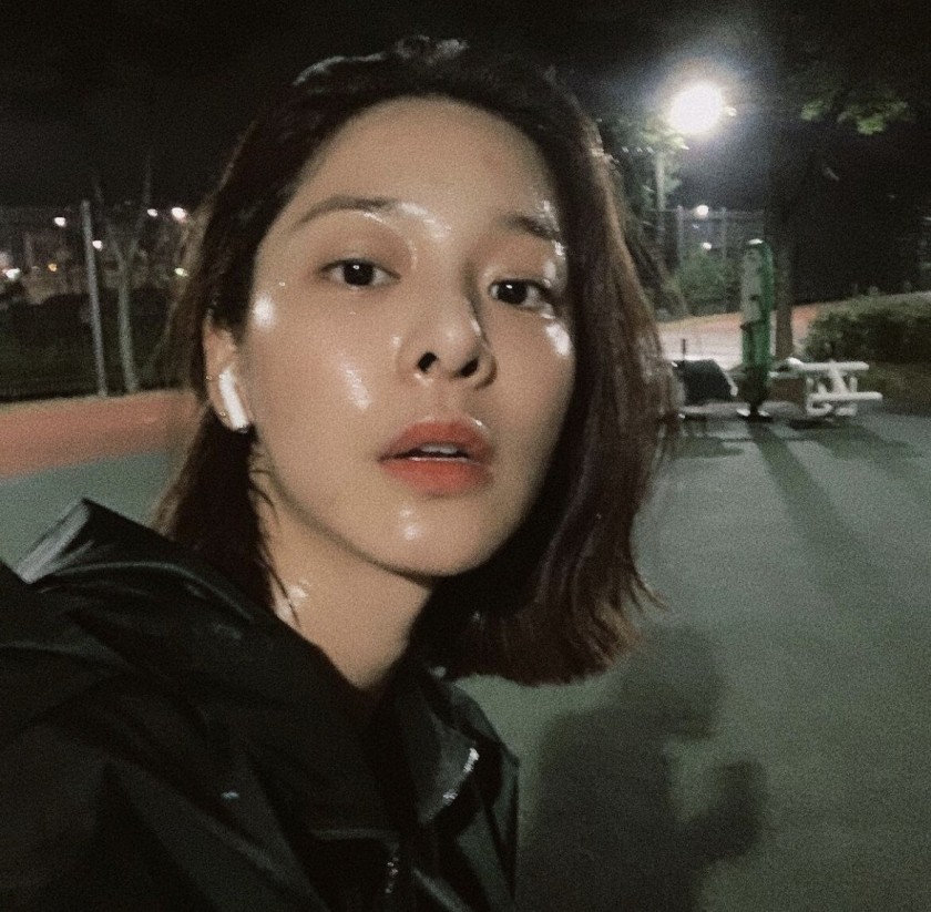 빡운동 후 셀카 올린 설인아.jpg