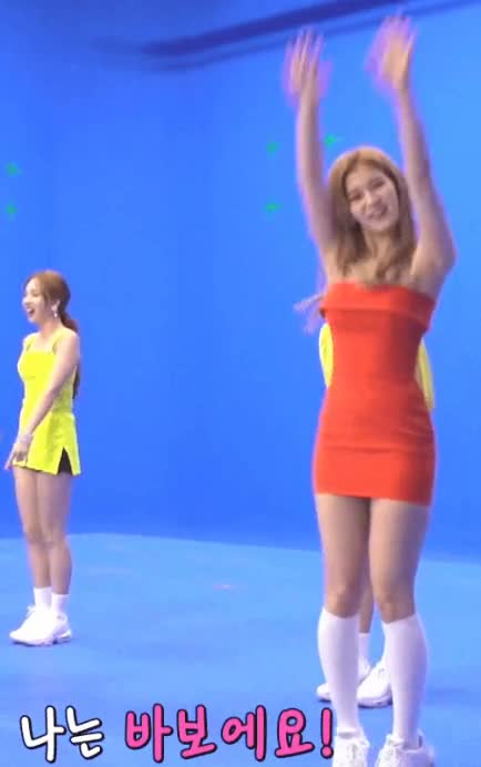 사나의 섹시한 주황색 원피스 4.gif