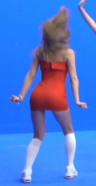 사나의 섹시한 주황색 원피스 5.gif