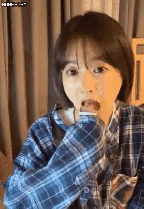 폴라포 먹는 박보영 2.gif