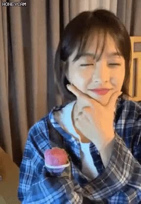 폴라포 먹는 박보영 1.gif