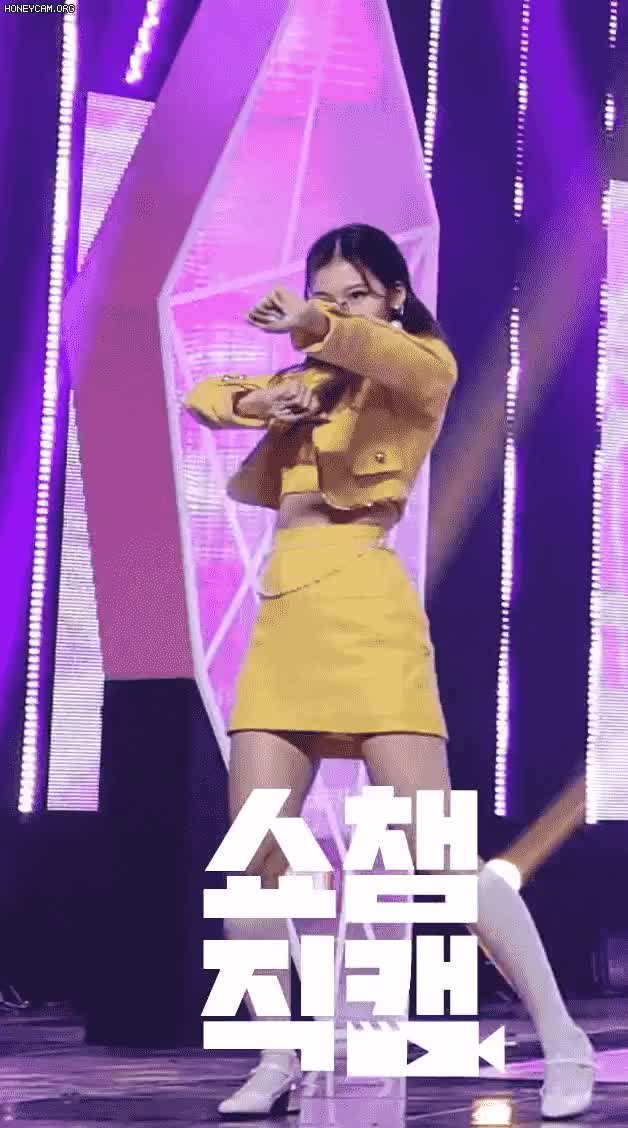 안무 실수한 사나.gif