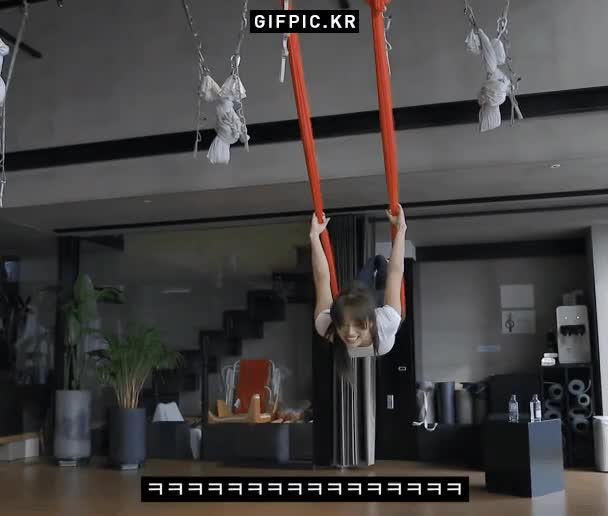 벗을지 고민하는 혜리 9.gif