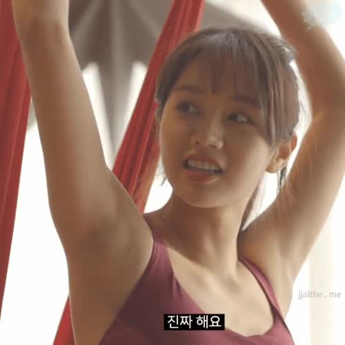 벗을지 고민하는 혜리 7.gif