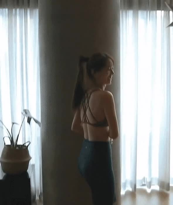 벗을지 고민하는 혜리 6.gif