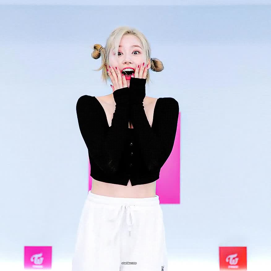 존예 사나 6.gif