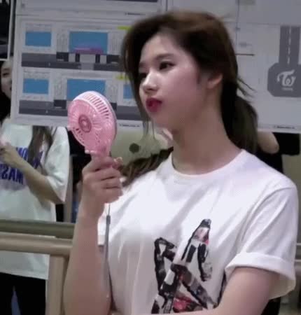 땀 식히는 트와이스 사나 1.gif