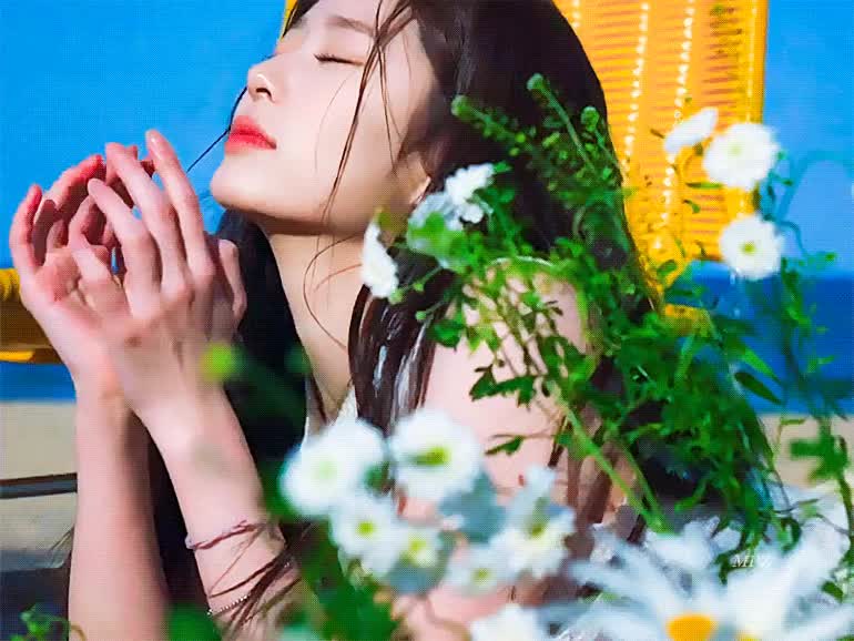 시티브리즈 모델 김민주 4.gif