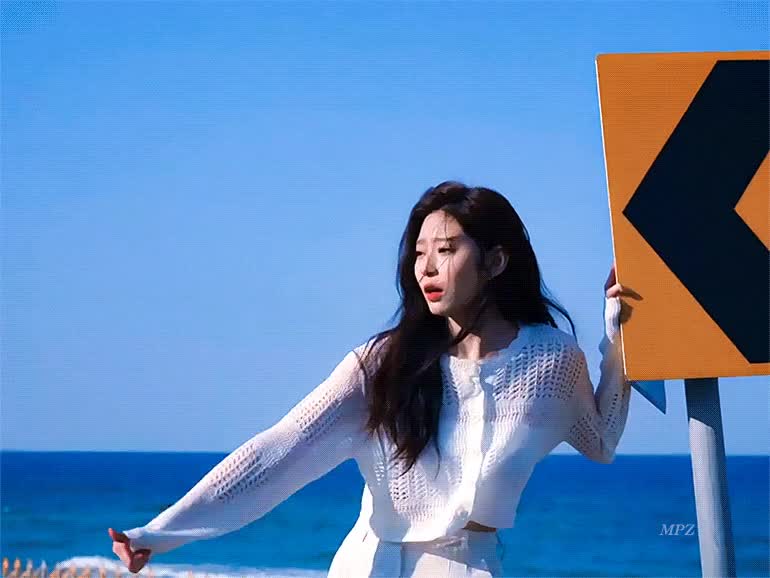 시티브리즈 모델 김민주 3.gif
