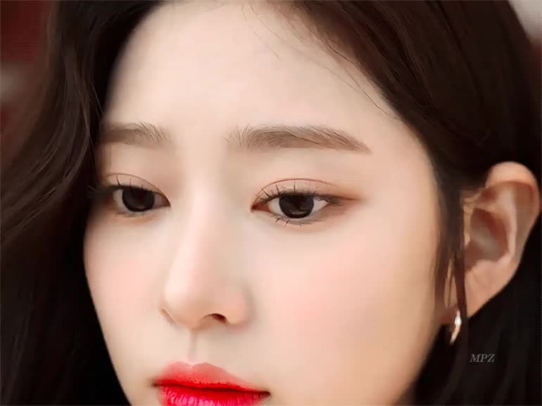 시티브리즈 모델 김민주 2.gif