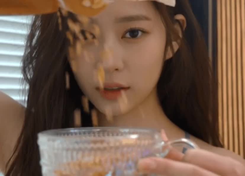 시티브리즈 모델 김민주 7.gif