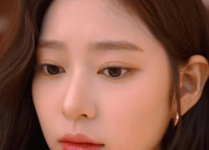 시티브리즈 모델 김민주 10.gif