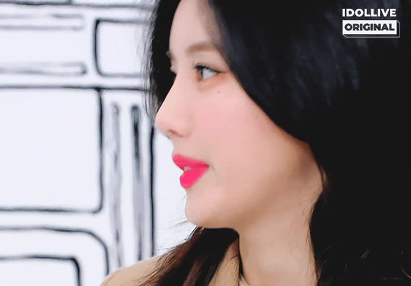 아돌라 권은비.gif