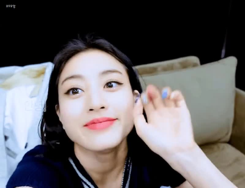 트와이스 지효 월드 투어 브이로그 7.gif