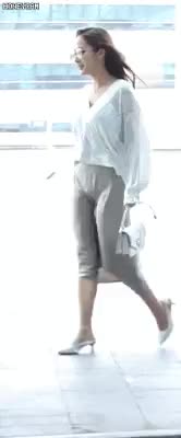 박민영 공항 패션(feat.바람) 3.gif