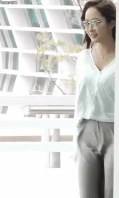 박민영 공항 패션(feat.바람) 2.gif