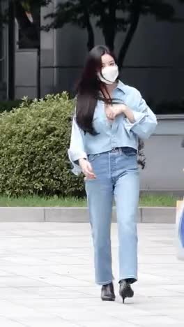 달려오는 권은비 1.gif