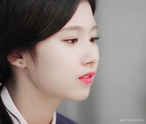 메이크업 받는 트와이스 사나.gif
