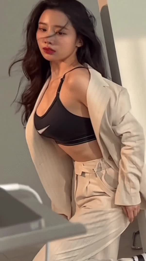 스포츠 브라 조현.gif