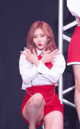 무릎 앉은 김민주.gif