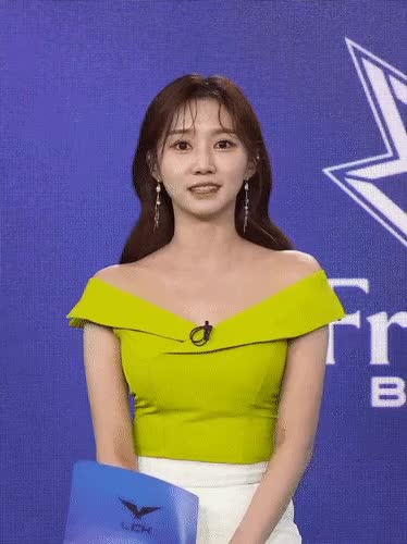 윤수빈 아나운서 연두색 오프숄더 - 꾸르
