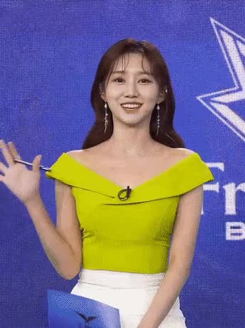 윤수빈 아나운서 연두색 오프숄더 - 꾸르