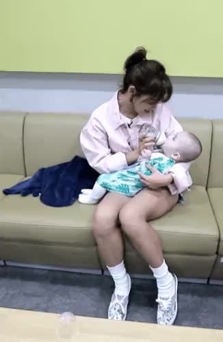 아기 우유 먹이는 김세정 1.gif