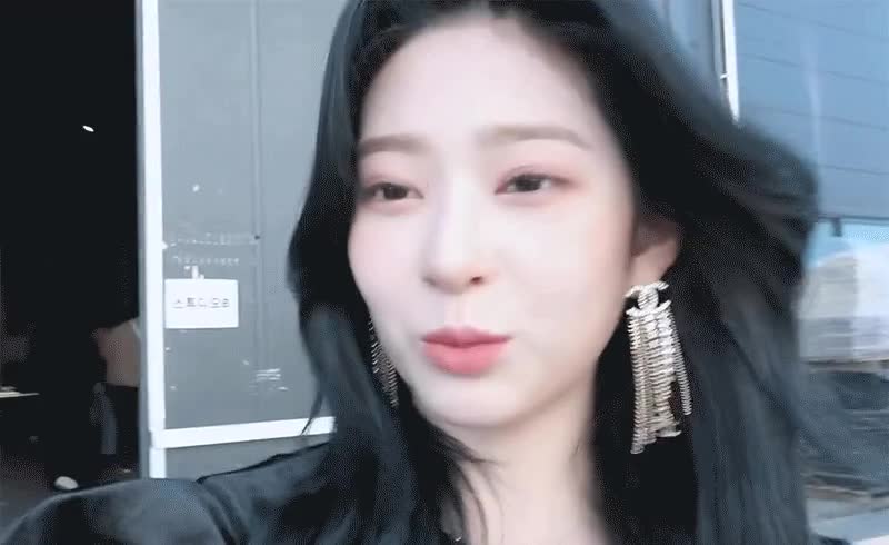 김민주 셀카모드 미모 ㄷㄷ 2.gif