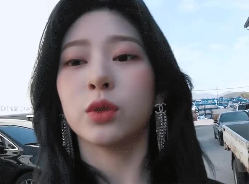 김민주 셀카모드 미모 ㄷㄷ 4.gif