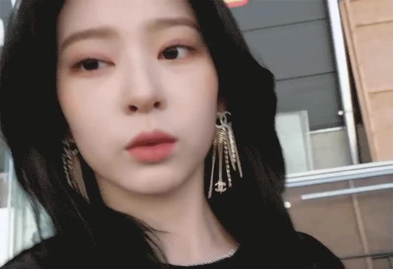 김민주 셀카모드 미모 ㄷㄷ 5.gif