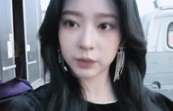김민주 셀카모드 미모 ㄷㄷ 6.gif