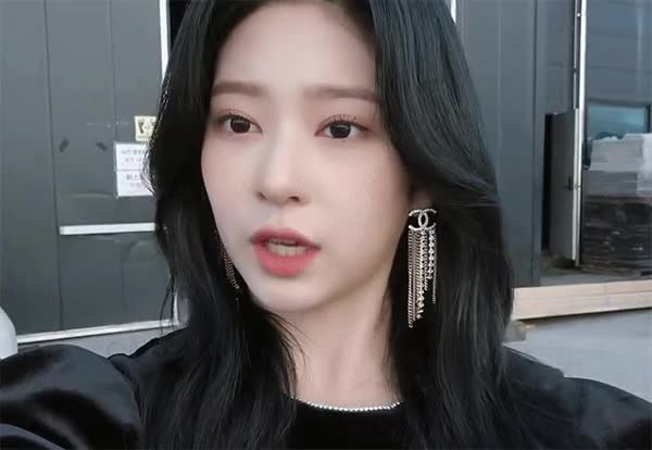 김민주 셀카모드 미모 ㄷㄷ 7.gif